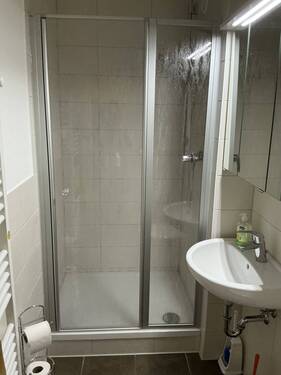Bad mit Dusche und WC - 