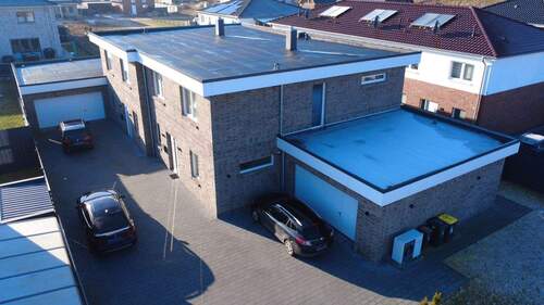 Vordere Haushälfte mit Doppelgarage - 4 Zimmer Doppelhaushälfte in Soltau