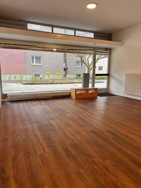 Raum 1 mit Schaufensterfront - 3 Zimmer Büro in Berlin