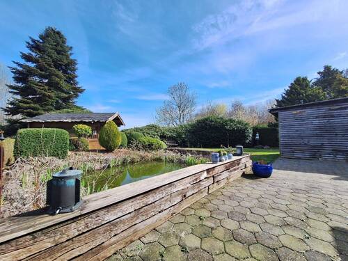 Garten mit Teich - 5 Zimmer Mehrfamilienhaus, Wohnhaus in Weener