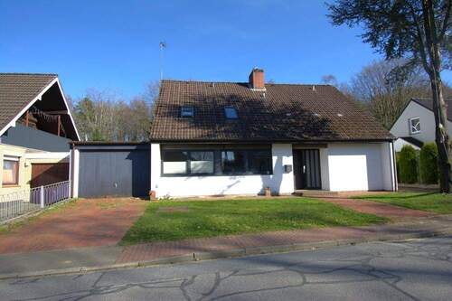 Vorderansicht - Natur direkt hinter dem Haus - Einfamilienhaus in ruhiger Wohnlage