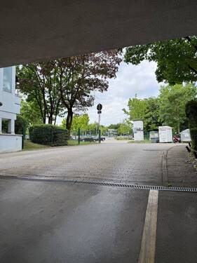 Tiefgarageneinfahrt bzw. -ausfahrt - 