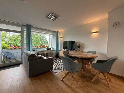Wohnzimmer und Esszimmer - Einziehen und wohlfühlen: modernes 1-Zimmer-Apartment, hochwertig renoviert, S-Bahn fast vor der Tür