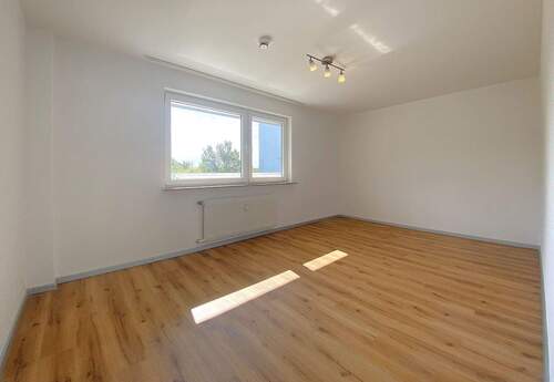 Schlafzimmer - Gepflegte 3-Zimmer-Wohnung mit Süd-Balkon, Einbauküche und Garage