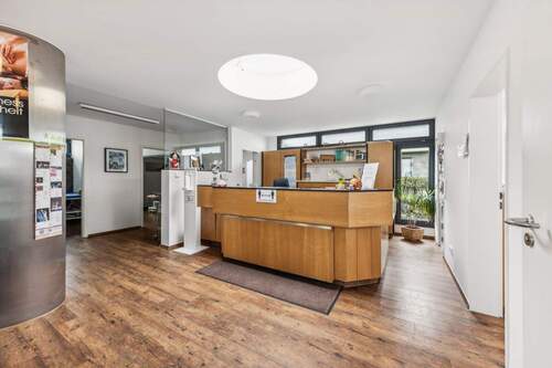 Empfang - PROVISIONSFREI ! Moderne Gewerbefläche für Praxis, Büro oder Dienstleistung in zentraler Lage.