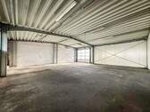Halle (2) mit Zufahrt rechts am Büro - 