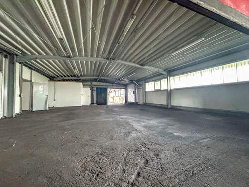 Halle (2) hinterm Büro - 