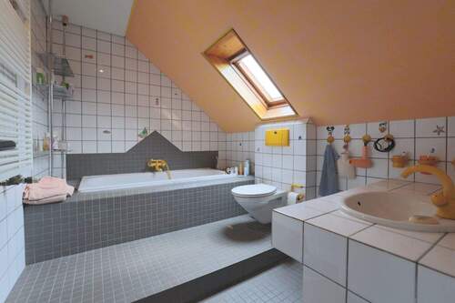 Badezimmer im DG - Einfamilienhaus mit 164,00 m&sup2; in Bonn zum Kaufen