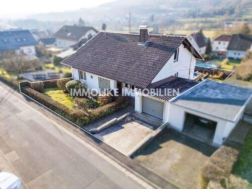 Strassenseite - Wohnen mit Weitblick: Großzügiges Einfamilienhaus mit Süd-West-Panoramablick, Pool und Sauna