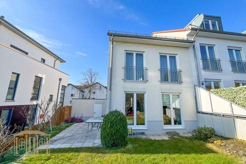 Gartenseite mit Terrasse - 