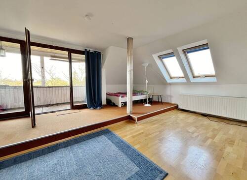 Wohnzimmer mit Balkon - 