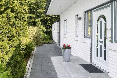 Repräsentativer Eingang - 4 Zimmer Einfamilienhaus zum Kaufen in Scharbeutz