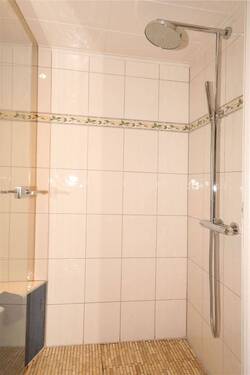 Bad mit Dusche - 