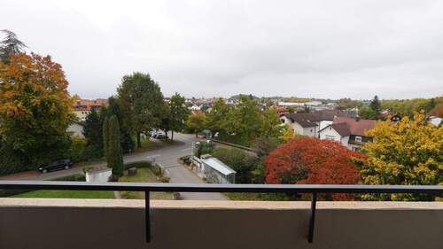 Aussicht vom geschützten Balkon - GEPFLEGTE 2,5-ZIMMER-WOHNUNG MIT FERNSICHT