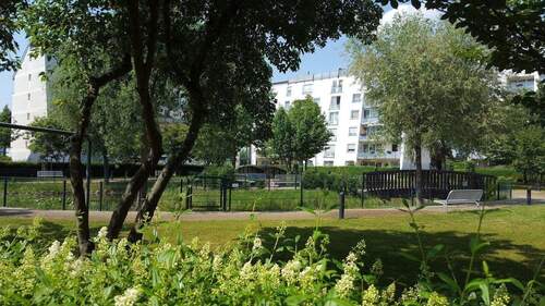 Bänke am Teich im parkähnlichen Innenhof - 