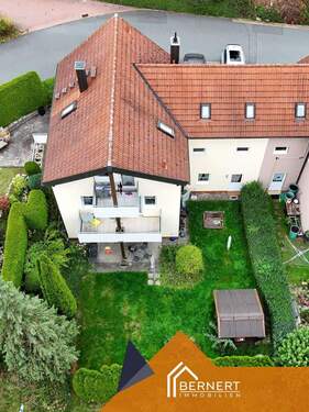 Luftaufnahme - Eigentumswohnung zur späteren Eigennutzung mit eigenem Garten im Zweifamilienhaus