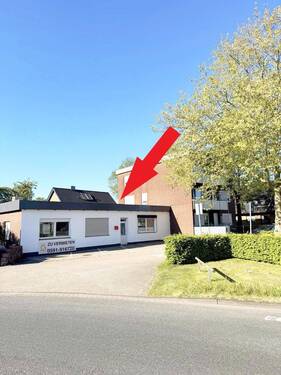 Aussenansicht Pfeil.jpg - Günstige Fläche für Gewerbe, z.B Studio, Fahrradladen Werkstatt, Physiopraxis, Sport 4,5€m², Parkplätze + 3 Garagen in verkehrsgünstiger Lage, 381m²