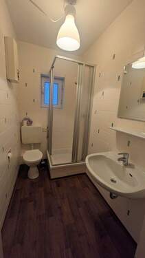 Duschbad mit Fenster - Etagenwohnung mit 67,00 m&sup2; in Bremen zur Miete