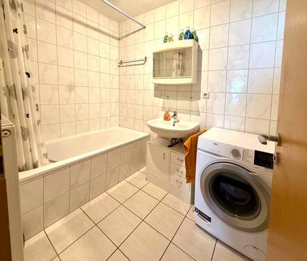 Wannenbad mit Waschmaschinenanschluss - 