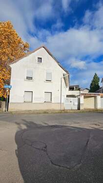 Straßenansicht mit Garage (1).jpg - Ein-Zweifamilienhaus mit viel Potential