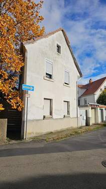 Straßenansicht mit Garage (2).jpg - 4 Zimmer Einfamilienhaus zum Kaufen in Neustadt an der Weinstraße