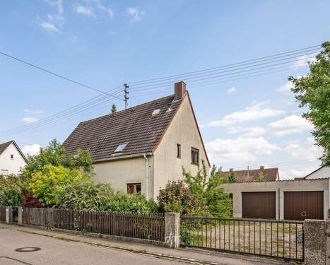 Außen_Garagen.jpg - 6 Zimmer Einfamilienhaus zum Kaufen in Augsburg