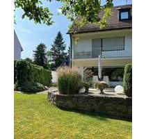 Großzügiges Wohnhaus mit wunderschönem Gartengrundstück und Blick ins Grüne in bevorzugter Wohnlage in Zirndorf