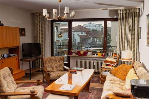 Wohnzimmer mit Balkon - 3 Zimmer Etagenwohnung in Schwieberdingen