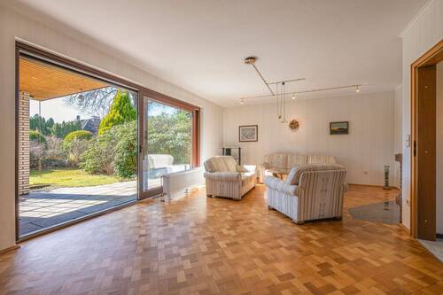 Wohnzimmer - 7 Zimmer Mehrfamilienhaus, Wohnhaus in Ellerbek