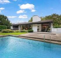 Neu-Isenburg Zeppelinheim: Freistehender Bungalow mit Pool und Einliegerwohnung