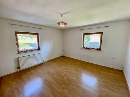 Schlafzimmer 1 mit 2 Fenstern - 