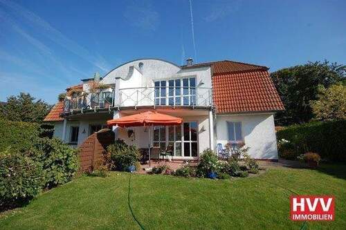 Hausansicht, hinten mit Blick auf die Terrasse - HVV Immobilien: Repräsentative Vier-Zimmer-Obergeschoss-Wohnung mit Balkon!