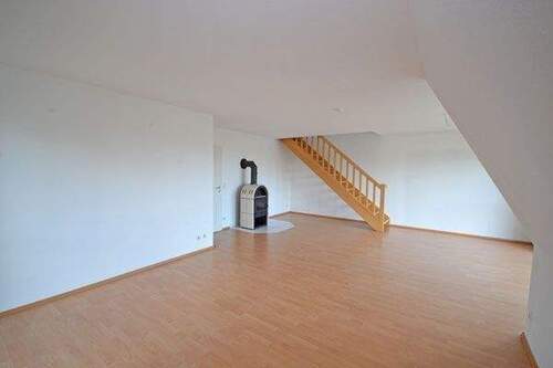 Wohnzimmer mit Kamin - 4 Zimmer Etagenwohnung in Langwedel