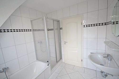 Bad mit Wanne und Dusche - 