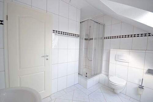 Gäste-WC mit Dusche - 