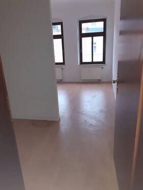 Blick in Küche und Wohnzimmer - 