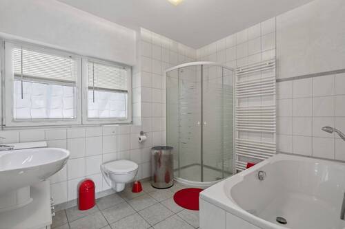 Badezimmer WE1 - 5 Zimmer Mehrfamilienhaus, Wohnhaus in Linkenheim-Hochstetten