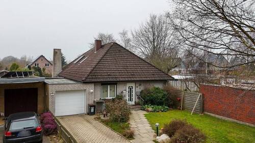 Straßenansicht - Einfamilienhaus mit ausgebautem Dachgeschoss und Garage auf schönem Grund!