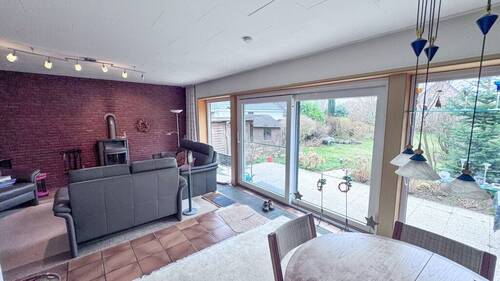 Wohnzimmer mit Zugang zur Terrasse - 