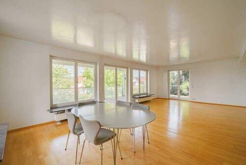 tolle Lichtdurchflutete Räumlichkeiten - 