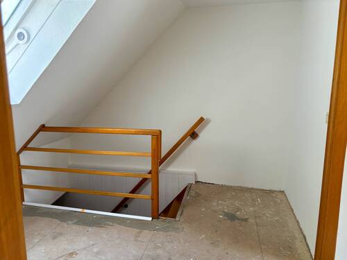 Flur DG Haus links - 