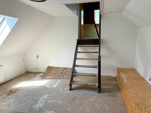 Zimmer DG Haus links mit Zugang zum DG rechts - 