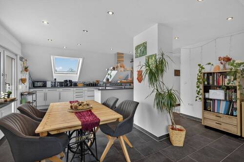 Dachgeschoss Wohn- und Essbechreich - 1 Zimmer Mehrfamilienhaus, Wohnhaus in Karlsruhe / Knielingen