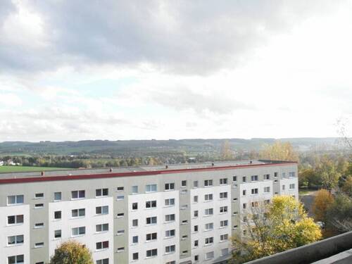Weitblick vom Balkon - Ganz oben. Ganz ruhig. Ganz besonders: 2-Zimmer-Wohnung mit Weitblick