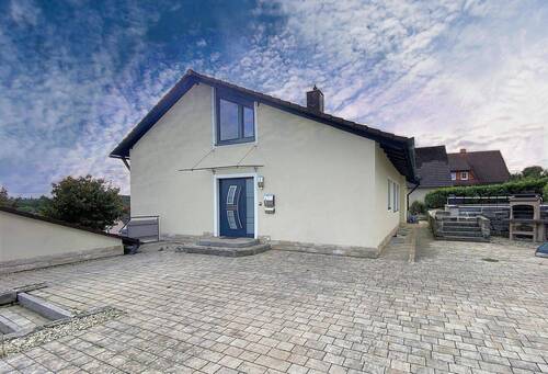 Eingangsbereich EG - Attraktives Einfamilienhaus mit kernsanierter Einliegerwohnung inkl. großer Garage und Pool