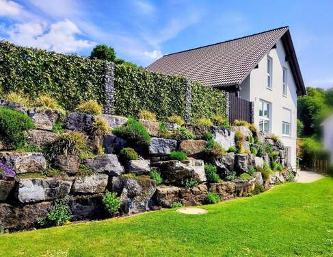 Hausansicht Südseite - Energieeffizientes (A+) Einfamilienhaus mit Einliegerwohnung & Doppelcarport, Provisionsfrei!