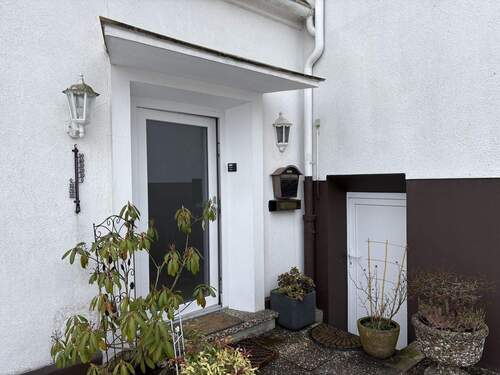 Hausseiteneingang - Doppelhaushälfte mit 198,00 m&sup2; in Horn-Bad Meinberg / Horn zum Kaufen