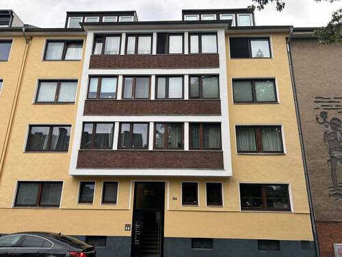 Fassade - Sanierte 3 Zimmer Wohnung mit Balkon in ruhigem Mehrfamilienhaus