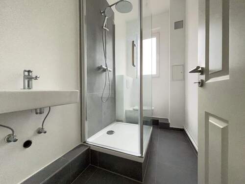 Badezimmer - PROVISIONSFREI: Hochwertig sanierte 2-Zi. Whg. mit Balkon in zentraler Lage