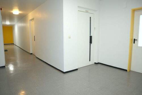 Flur mit zwei Aufzügen - 3 Zimmer Etagenwohnung in Delmenhorst